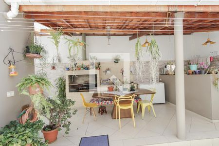 Casa à venda com 212m², 4 quartos e 3 vagas Casa à venda com 212m², 4 quartos e 3 vagasQuintal