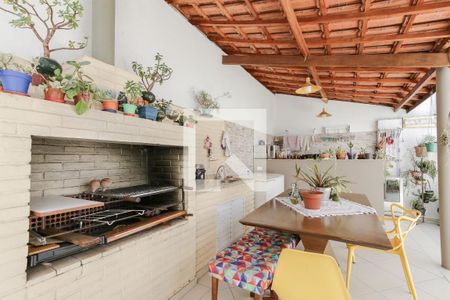 Casa à venda com 212m², 4 quartos e 3 vagas Casa à venda com 212m², 4 quartos e 3 vagasQuintal