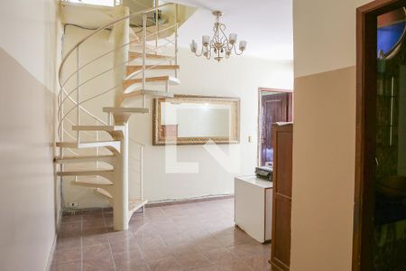 Casa à venda com 150m², 8 quartos e 2 vagas Casa à venda com 150m², 8 quartos e 2 vagasHall