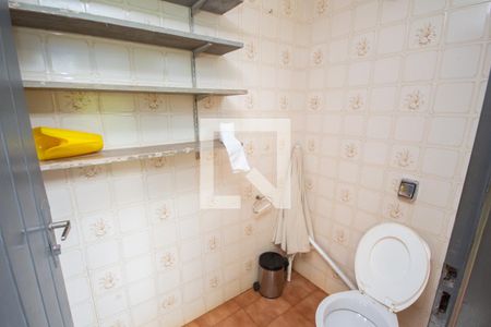 Casa para alugar com 704m², 3 quartos e 5 vagas Casa para alugar com 704m², 3 quartos e 5 vagasBanheiro do quintal