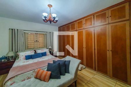 Casa à venda com 325m², 4 quartos e 6 vagasQuarto 2 suite