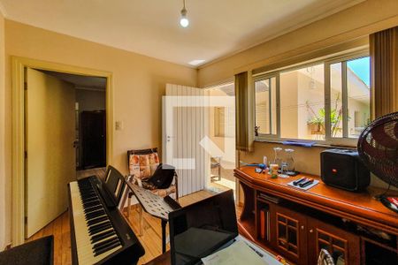 Casa à venda com 325m², 4 quartos e 6 vagasSala Serviço