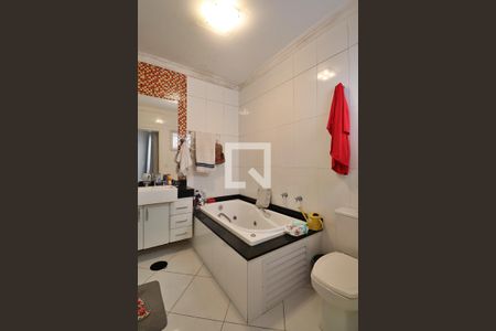 Casa à venda com 198m², 3 quartos e 4 vagasSuíte 1 - Banheiro