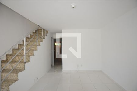 Sala de apartamento para alugar com 2 quartos, 65m² em Parada de Lucas, Rio de Janeiro