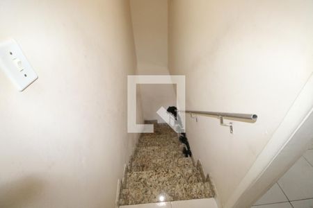 Casa de condomínio à venda com 80m², 2 quartos e 2 vagasEscada