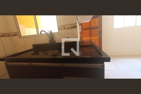 Cozinha de kitnet/studio para alugar com 1 quarto, 40m² em Jardim das Oliveiras, São Paulo