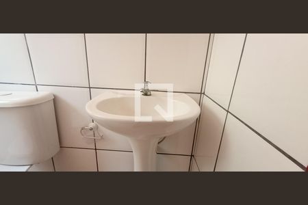 Detalhe do banheiro de kitnet/studio para alugar com 1 quarto, 40m² em Jardim das Oliveiras, São Paulo