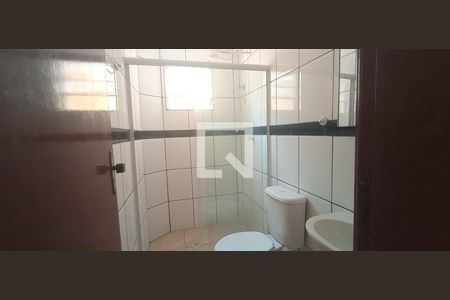 Banheiro de kitnet/studio para alugar com 1 quarto, 40m² em Jardim das Oliveiras, São Paulo