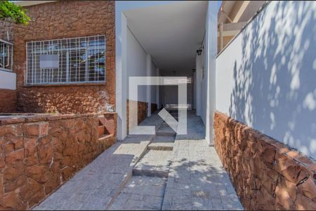 Casa à venda com 200m², 4 quartos e 8 vagas Casa à venda com 200m², 4 quartos e 8 vagasEntrada