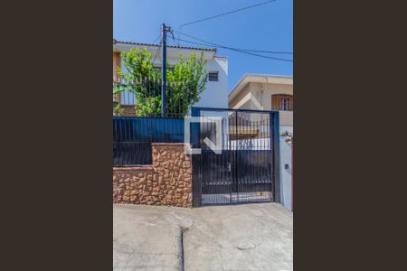 Casa à venda com 200m², 4 quartos e 8 vagas Casa à venda com 200m², 4 quartos e 8 vagasFachada