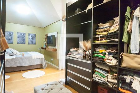 Casa de condomínio à venda com 600m², 3 quartos e 8 vagas Casa de condomínio à venda com 600m², 3 quartos e 8 vagascloset