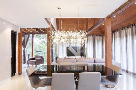 Casa de condomínio à venda com 600m², 3 quartos e 8 vagas Casa de condomínio à venda com 600m², 3 quartos e 8 vagasSala de Jantar