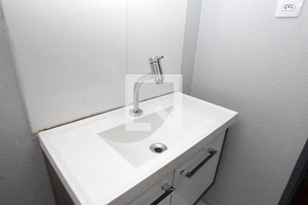 Banheiro de kitnet/studio para alugar com 1 quarto, 30m² em São João, Porto Alegre