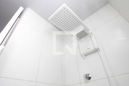 Banheiro de kitnet/studio para alugar com 1 quarto, 30m² em São João, Porto Alegre