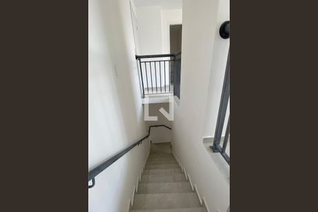 Escada de apartamento para alugar com 2 quartos, 69m² em Jardim Tupanci, Barueri