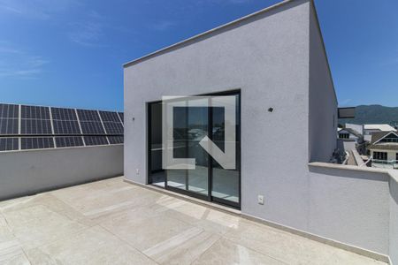 Casa de condomínio à venda com 450m², 4 quartos e 2 vagas Casa de condomínio à venda com 450m², 4 quartos e 2 vagasTerraço