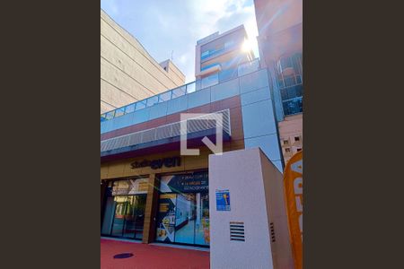 Apartamento para alugar com 71m², 2 quartos e 1 vagaFachada com cartaz QA.