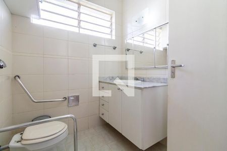 Casa à venda com 370m², 3 quartos e 5 vagasBanheiro da Suíte 1