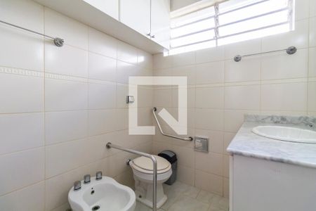 Casa à venda com 370m², 3 quartos e 5 vagasBanheiro da Suíte 1