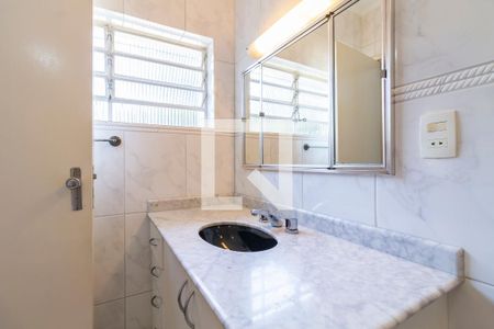 Casa à venda com 370m², 3 quartos e 5 vagasBanheiro da Suíte 2
