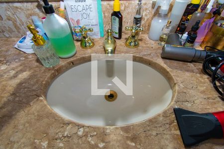 Apartamento à venda com 310m², 3 quartos e 4 vagas Apartamento à venda com 310m², 3 quartos e 4 vagasBanheiro da Suíte 2