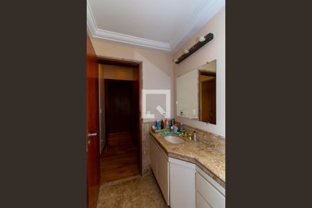 Apartamento à venda com 310m², 3 quartos e 4 vagas Apartamento à venda com 310m², 3 quartos e 4 vagasBanheiro da Suíte 1