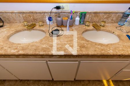 Apartamento à venda com 310m², 3 quartos e 4 vagas Apartamento à venda com 310m², 3 quartos e 4 vagasBanheiro da Suíte master