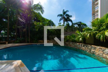 Apartamento à venda com 310m², 3 quartos e 4 vagas Apartamento à venda com 310m², 3 quartos e 4 vagasÁrea comum - Piscina