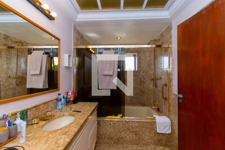 Apartamento à venda com 310m², 3 quartos e 4 vagas Apartamento à venda com 310m², 3 quartos e 4 vagasBanheiro da Suíte master