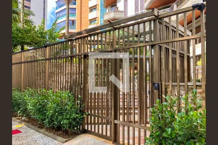 Apartamento à venda com 310m², 3 quartos e 4 vagas Apartamento à venda com 310m², 3 quartos e 4 vagasFachada e portaria