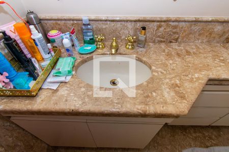 Apartamento à venda com 310m², 3 quartos e 4 vagas Apartamento à venda com 310m², 3 quartos e 4 vagasBanheiro da Suíte 1