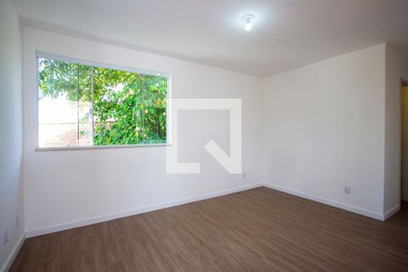 Sala de casa de condomínio para alugar com 2 quartos, 51m² em Colubandê, São Gonçalo