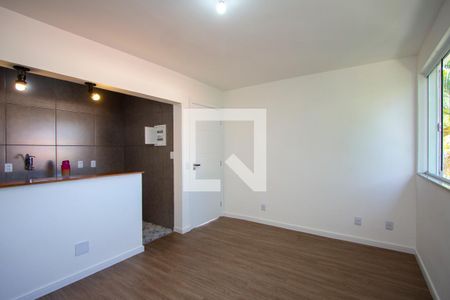 Sala de casa de condomínio para alugar com 2 quartos, 51m² em Colubandê, São Gonçalo