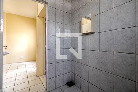 banheiro social_3 de apartamento para alugar com 2 quartos, 42m² em Parque Bristol, São Paulo