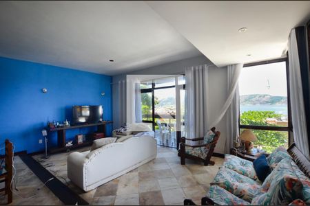 Sala de casa à venda com 5 quartos, 400m² em Camboinhas, Niterói