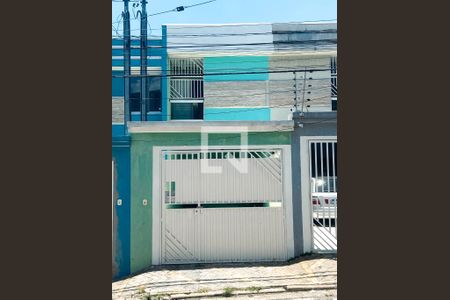 Casa à venda com 102m², 3 quartos e 2 vagas Casa à venda com 102m², 3 quartos e 2 vagasFachada