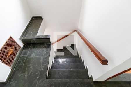 Casa à venda com 200m², 3 quartos e 2 vagasEscada