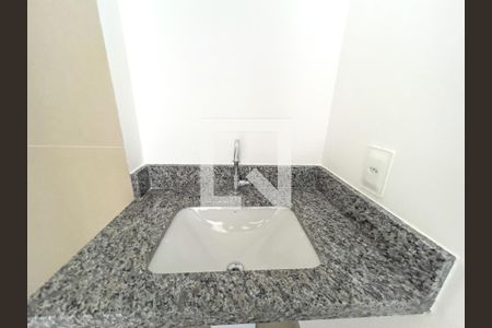 Banheiro, bancada pia de kitnet/studio para alugar com 2 quartos, 39m² em Moema, São Paulo
