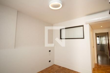 Suite, luminária, ar condicionado  de apartamento à venda com 2 quartos, 120m² em Chácara Itaim, São Paulo