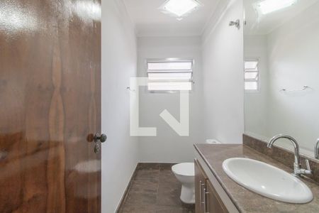 Banheiro de casa à venda com 3 quartos, 300m² em Jardim Laone, São Paulo