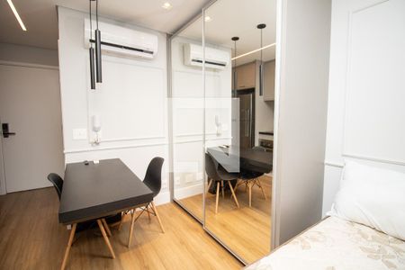 Sala, mesa de jantar  de kitnet/studio para alugar com 1 quarto, 25m² em Indianópolis, São Paulo