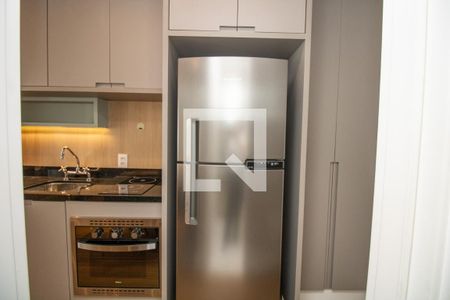 Cozinha, geladeira, microondas (embutido) e fogão  de kitnet/studio para alugar com 1 quarto, 25m² em Indianópolis, São Paulo