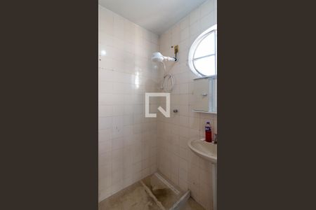 Banheiro de kitnet/studio para alugar com 1 quarto, 65m² em Vista Alegre, Rio de Janeiro