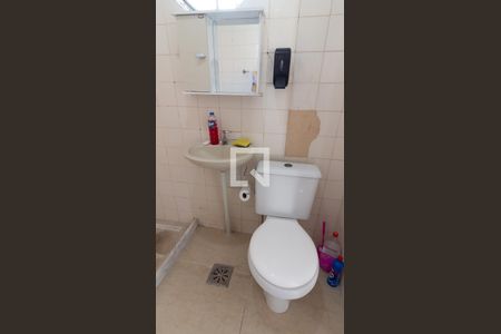 Banheiro de kitnet/studio para alugar com 1 quarto, 65m² em Vista Alegre, Rio de Janeiro