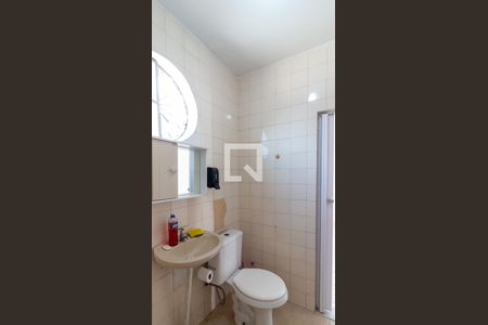 Banheiro de kitnet/studio para alugar com 1 quarto, 65m² em Vista Alegre, Rio de Janeiro