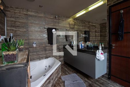 Apartamento à venda com 373m², 3 quartos e 2 vagasBanheiro da Suíte 1