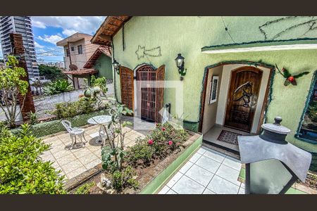 Casa à venda com 400m², 6 quartos e 2 vagasQuintal - Jardim - Fachada