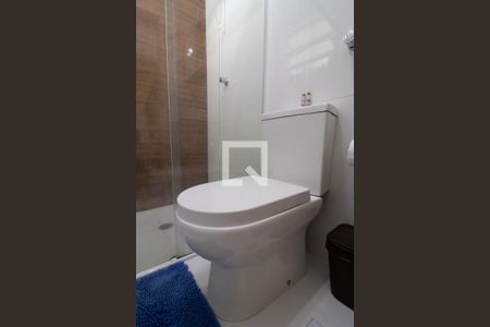 Banheiro de apartamento à venda com 2 quartos, 65m² em Passo da Areia, Porto Alegre