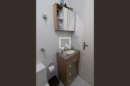 Banheiro de apartamento à venda com 2 quartos, 65m² em Passo da Areia, Porto Alegre