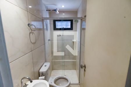 Banheiro de kitnet/studio para alugar com 1 quarto, 28m² em Parque Pinheiros, Taboão da Serra